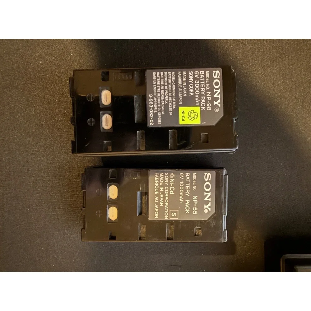 Sony CCD-TR5 Video8 Handycam Camcorder Bundle Powers On w/ Charger Batteries Cas